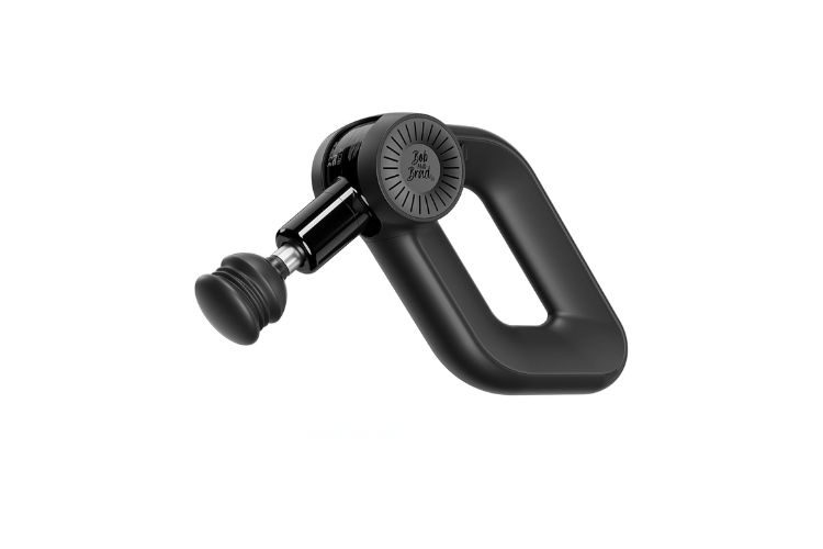 Een gestroomlijnde, zwarte handzame percussiemassager, beschouwd als een van de beste massagepistolen, heeft een ergonomische driehoekige grip. De cilindrische arm eindigt met een afgeronde, platte bevestiging voor spierontlasting. Het minimalistische ontwerp heeft een moderne esthetiek met merkdetails op het draaipunt.